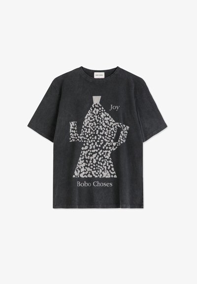 Sort bomulds T-shirt med et hvidprikket kaffe potte grafik og teksten "Joy" samt "Bobo Choses" i et simpelt skrifttype.