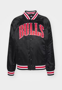 Svart satin bomberjacka med röd "BULLS" bokstavering, randig ribbad krage och manschetter, tryckknappsstängning och sidofickor.