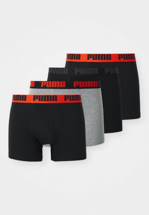 Fire par boxer shorts i sort og grå stof, med elastiske taljebånd og fed "PUMA" branding i sort og rød.