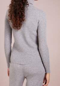 Repeat Sweter
