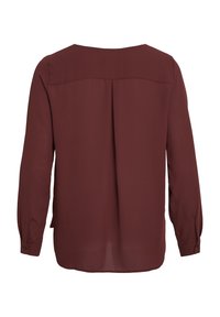 Blouse à manches longues en bourgogne foncé, fabriquée en tissu léger. Présente un pli au dos et des poignets boutonnés, avec un ourlet droit.