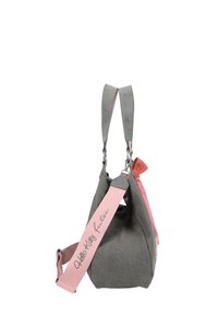Borsa a mano in tessuto grigio con accenti rosa. Presenta una chiusura con zip, una tracolla rosa regolabile con testo e un piccolo fiocchetto decorativo.