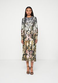 Φόρεμα μακρυμάνικο με λουλουδάτο σχέδιο σε απαλά πράσινα, ροζ και χρυσά χρώματα. Κατασκευασμένο από απαλό ύφασμα, διαθέτει χαλαρή εφαρμογή και είναι μήκους μέχρι τον αστράγαλο.