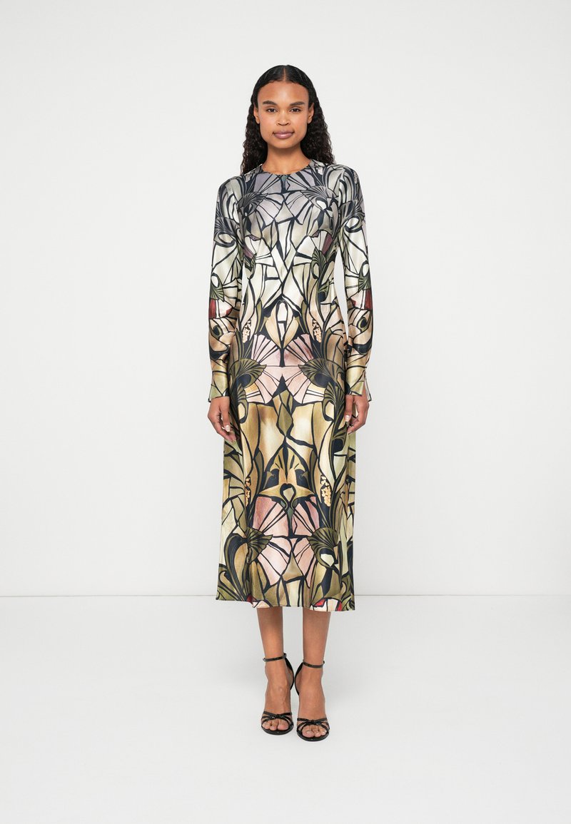 Φόρεμα μακρυμάνικο με λουλουδάτο σχέδιο σε απαλά πράσινα, ροζ και χρυσά χρώματα. Κατασκευασμένο από απαλό ύφασμα, διαθέτει χαλαρή εφαρμογή και είναι μήκους μέχρι τον αστράγαλο.