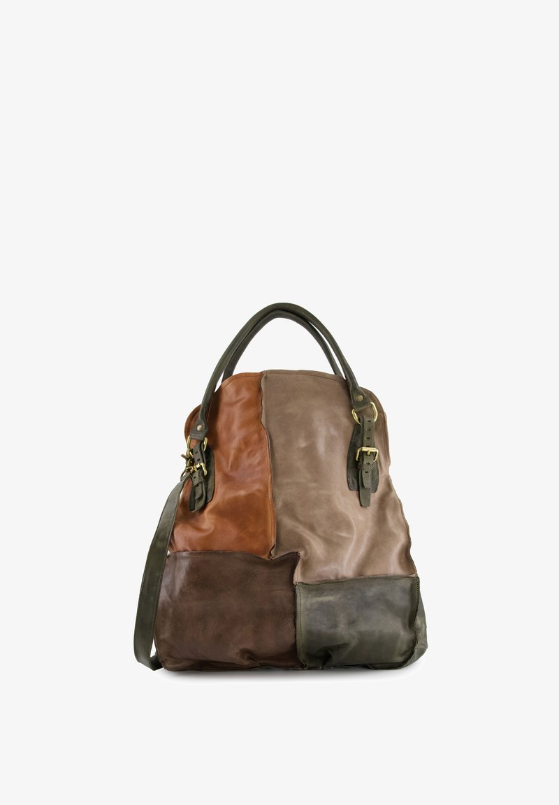 Skórzany plecak o wzorze patchworkowym w odcieniach brązu, beżu i zieleni. Posiada podwójne skórzane uchwyty oraz regulowane paski. Gładka powierzchnia.
