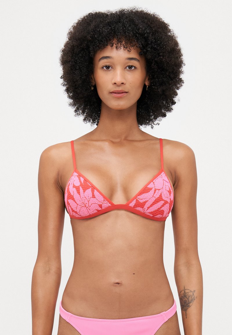 Trekantet bikini topp i livlig rosa med bladmønster, kontrastbelte og teksturert stoff. Matchende rosa bunn med ribbestruktur.