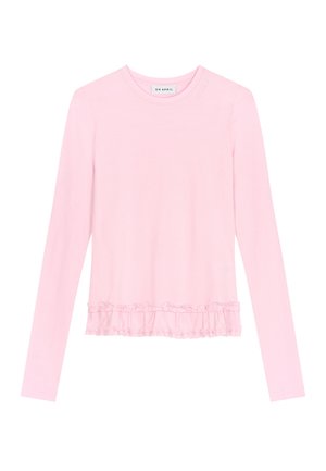 Světle růžová košile s dlouhým rukávem, kulatým výstřihem a zdobeným volánkem na spodním okraji.