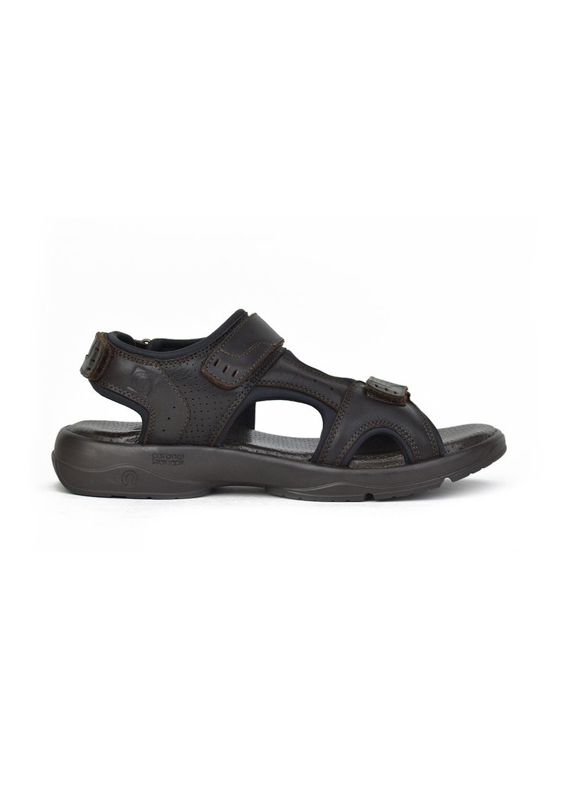Sandalia de cuero negro con múltiples tiras, hebillas ajustables y una suela acolchada. Presenta huecos para transpirabilidad y una plantilla texturizada.