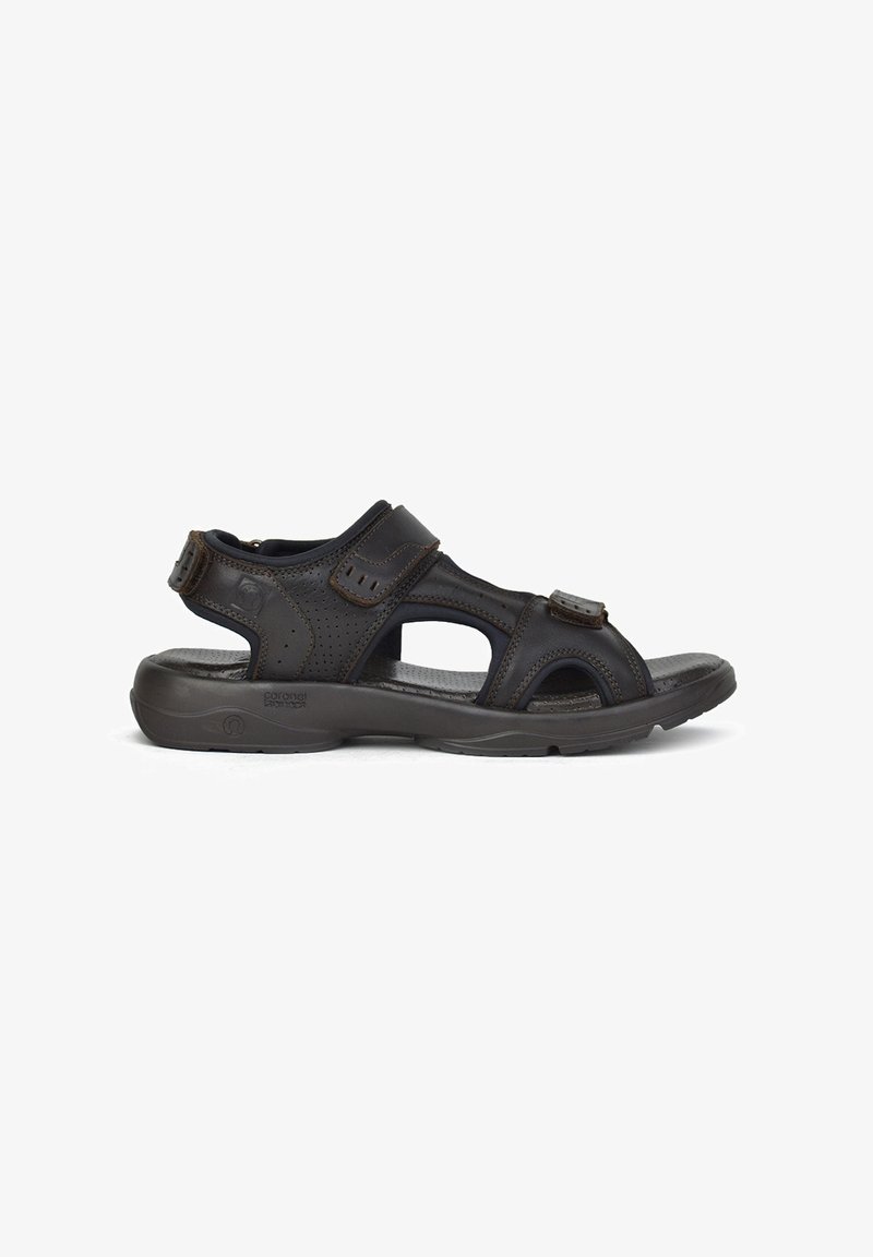 Sandalia de cuero negro con múltiples tiras, hebillas ajustables y una suela acolchada. Presenta huecos para transpirabilidad y una plantilla texturizada.