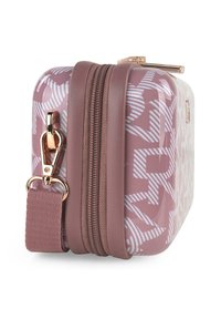 Funda de viaje dura de color rosa con patrón geométrico blanco, que cuenta con un zipper dorado y una correa desmontable para mayor comodidad.