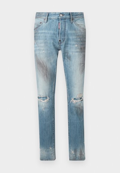 Jean bleu clair slim fit avec détails usés et trous effilochés aux deux genoux, doté d'une fermeture à bouton et à glissière.