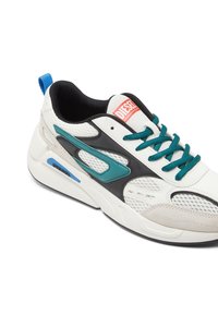 Biało-turkusowy sneaker Diesel z czarnymi akcentami, turkusowymi sznurowadłami, panelami z siateczki oraz niebieską pętelką na pięcie.