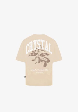 T-shirt in cotone beige con una grande grafica "CRYSTAL" e un design floreale sulla schiena, con testo aggiuntivo "Dept. 75 Polo Club."