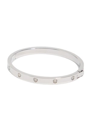 Brazalete de plata con piedras preciosas en forma de corazón distribuidas uniformemente alrededor de su superficie.