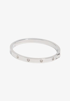 Brazalete de plata con piedras preciosas en forma de corazón distribuidas uniformemente alrededor de su superficie.