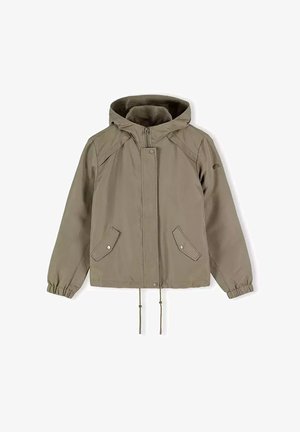 Oliwkowa, lekka kurtka z kapturem, z przodu na zamek błyskawiczny i regulowanymi sznurkami. Posiada dwie boczne kieszenie z zapięciem na zatrzask.