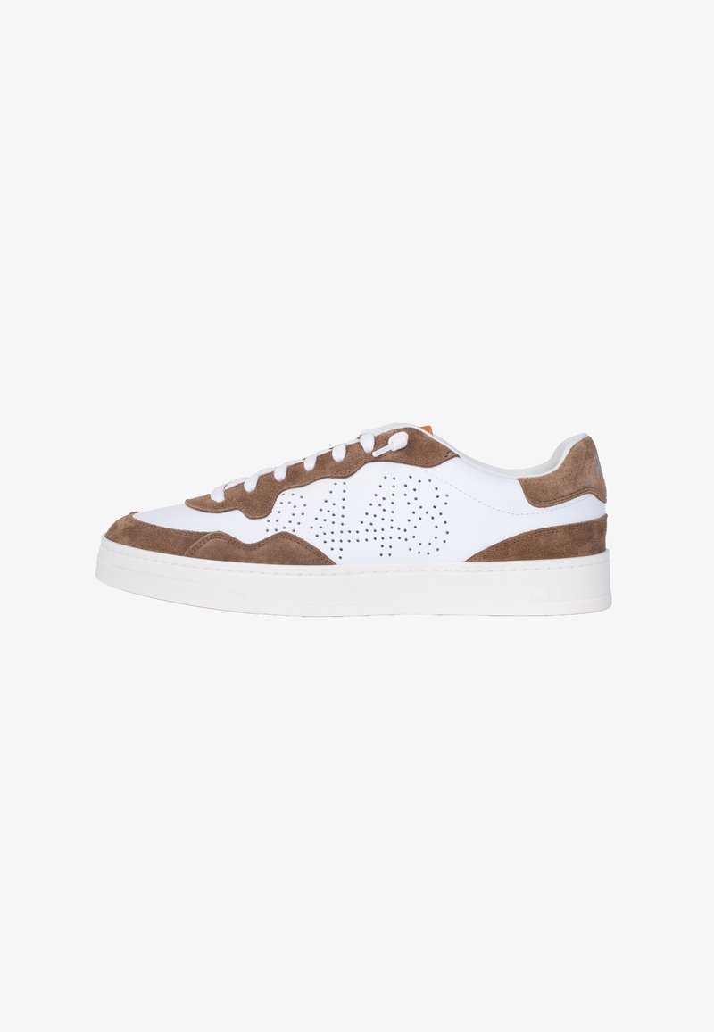 Sneaker bianca con accenti in camoscio marrone, design perforato sul lato, punta rotonda e suola in gomma bianca. Presenta lacci bianchi piatti.