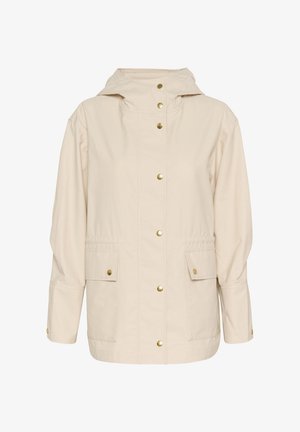 Jachetă de ploaie bej cu glugă, fabricată dintr-un material fin. Are nasturi aurii cu capse, două buzunare frontale și manșete elastice.