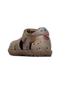 Bruine leren sandaal met uitsparingen, voorzien van kleurrijke auto patronen, verstelbare band en een gestructureerde zool. Rubberen outsole voor grip.