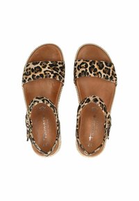 Sandalias de estampado de leopardo con dos correas anchas, talón abierto, plantilla de cuero marrón y detalle de hebilla ajustable. Suela plana y texturizada.