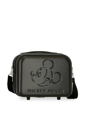 Bolsa rectangular de carcasa dura negra con el rostro de Mickey Mouse en relieve y texto, con una correa de hombro desmontable y cierre de cremallera.