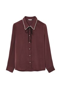 Blusa bordeaux a maniche lunghe con colletto rifinito in perle, fiocco in nastro nero e bottoni in perla sul davanti.