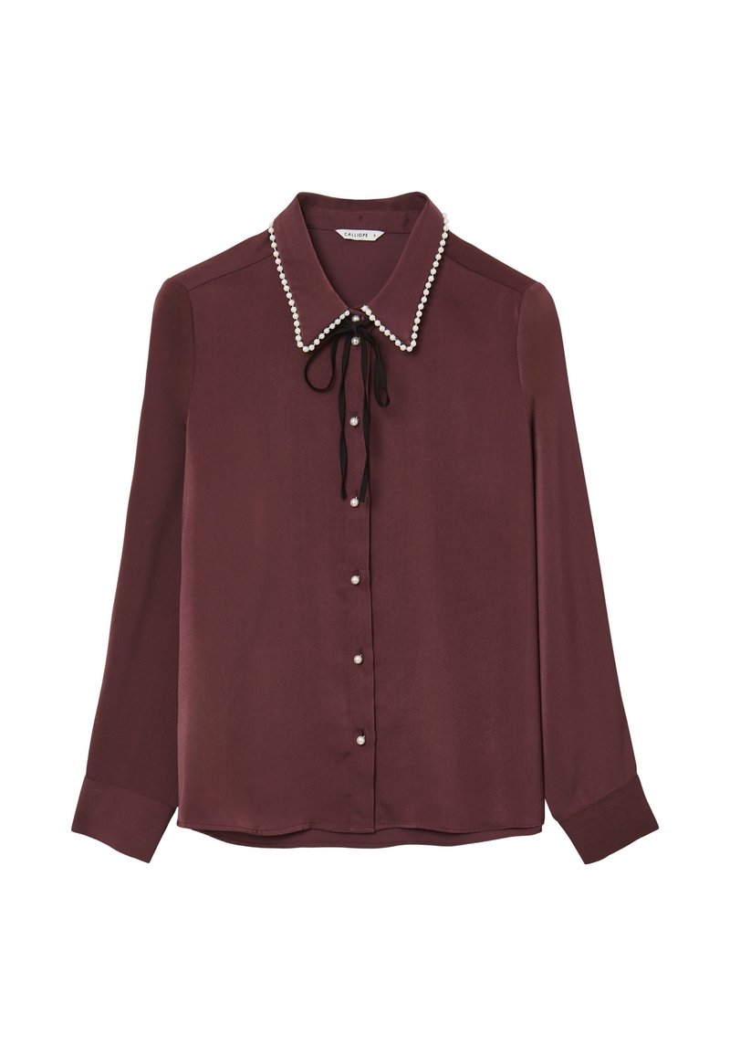 Blusa bordeaux a maniche lunghe con colletto rifinito in perle, fiocco in nastro nero e bottoni in perla sul davanti.