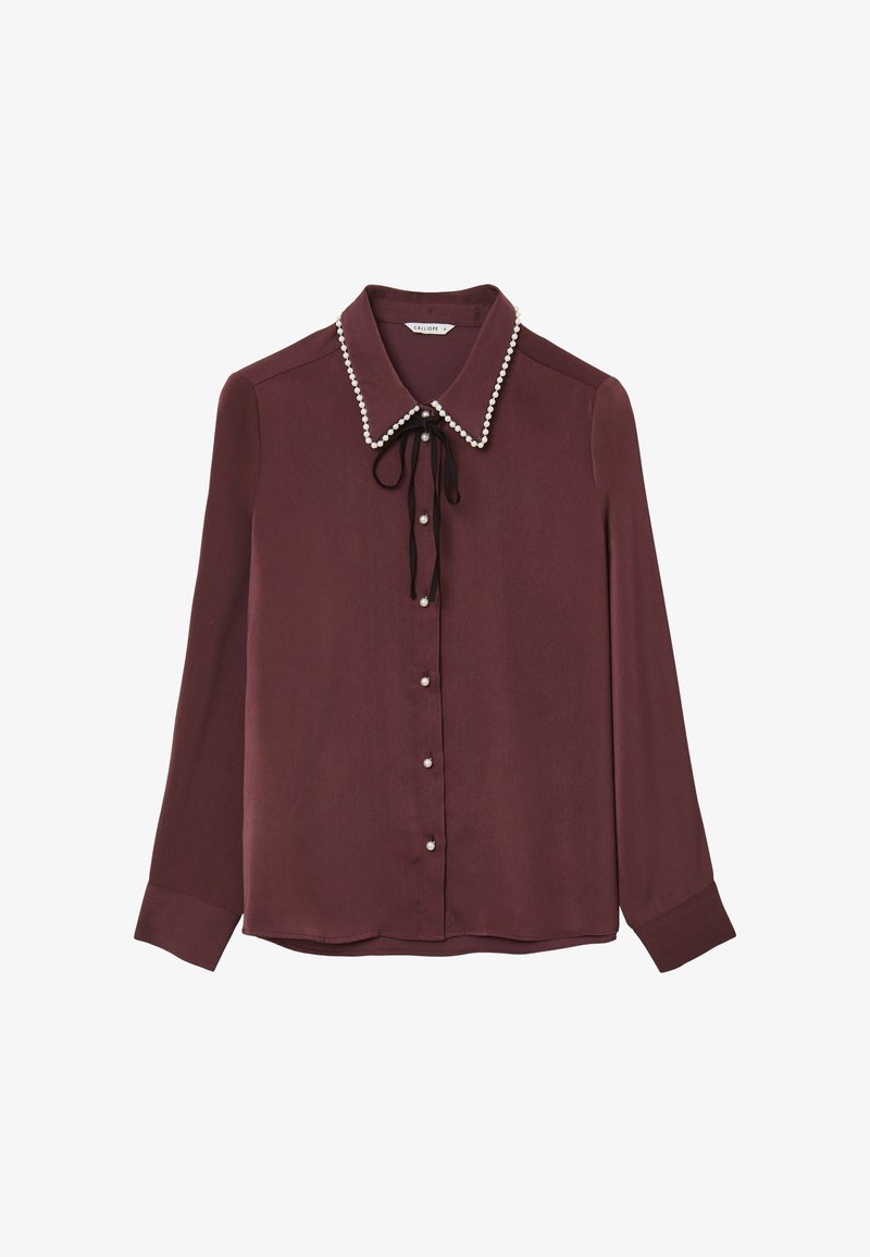Blusa bordeaux a maniche lunghe con colletto rifinito in perle, fiocco in nastro nero e bottoni in perla sul davanti.