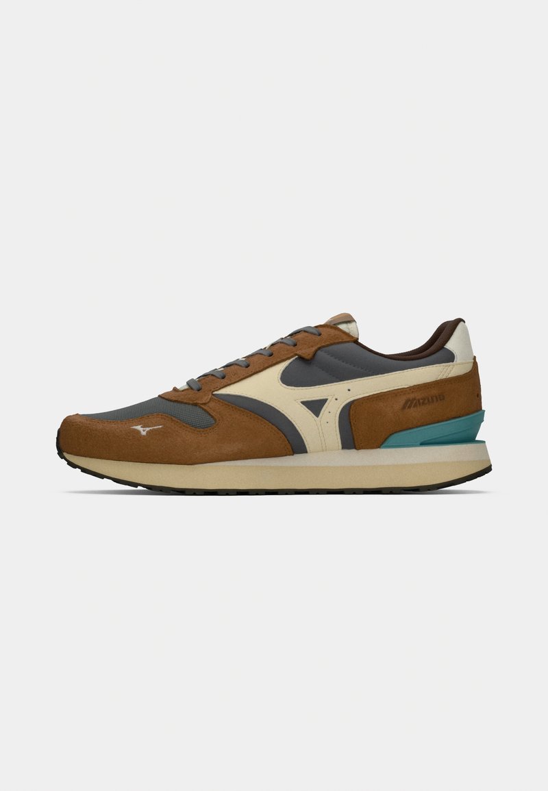 Sneaker in camoscio marrone e mesh grigio con dettagli beige, caratterizzato da un tallone turchese e una suola in gomma, progettato per comfort e supporto.