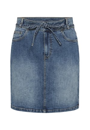 Jupe en denim bleu avec poches avant, passants de ceinture et ceinture nouée en tissu assorti à la taille, présentant des détails d'effet délavé.