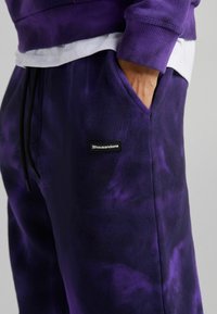 Bershka Träningsbyxor - purple