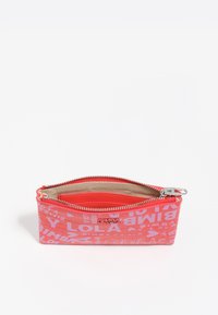 Prostokątna różowa torebka z lakierowanej skóry z białymi wzorami, z zamknięciem na zamek, o kontrastowym wnętrzu. Rozmiar odpowiedni do małych przedmiotów.