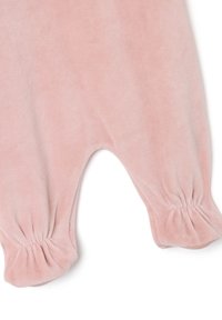 Un body de bebé de terciopelo rosa claro que presenta puños de tobillo fruncidos y una textura suave y aterciopelada. Aberturas redondeadas para las piernas y diseño sin costuras.