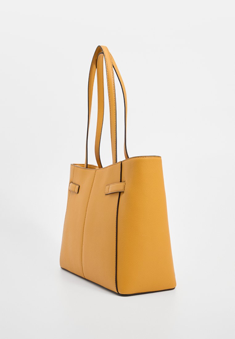 Sac fourre-tout en cuir jaune avec deux longues poignées, un design structuré, des accents minimalistes et des bords sombres contrastants. Texture lisse avec une finition soignée.