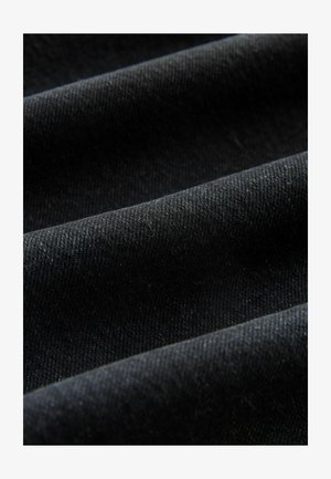 Zwart stof met een gladde textuur, met een diagonale ribbelweving en subtiele glans, gedrapeerd in zachte plooien.