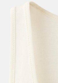 Top fără mâneci de culoarea crem, confecționat din material nervurat, cu decolteu rotund și cusături vizibile de-a lungul marginilor.