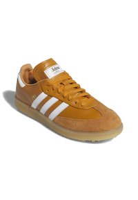 Καφέ δερμάτινα και σουέτ sneakers με λευκές ρίγες, στρογγυλή μύτη και υφασμάτινες λεπτομέρειες. Διαθέτει επενδεδυμένη γλώσσα και σόλα από καουτσούκ.