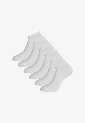 Zes paar witte enkelsokken, gerangschikt in overlappende rijen op een witte achtergrond.