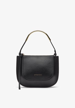 Borsa a mano in pelle nera con patta curva, logo del marchio dorato e manico corto con dettaglio metallizzato dorato.