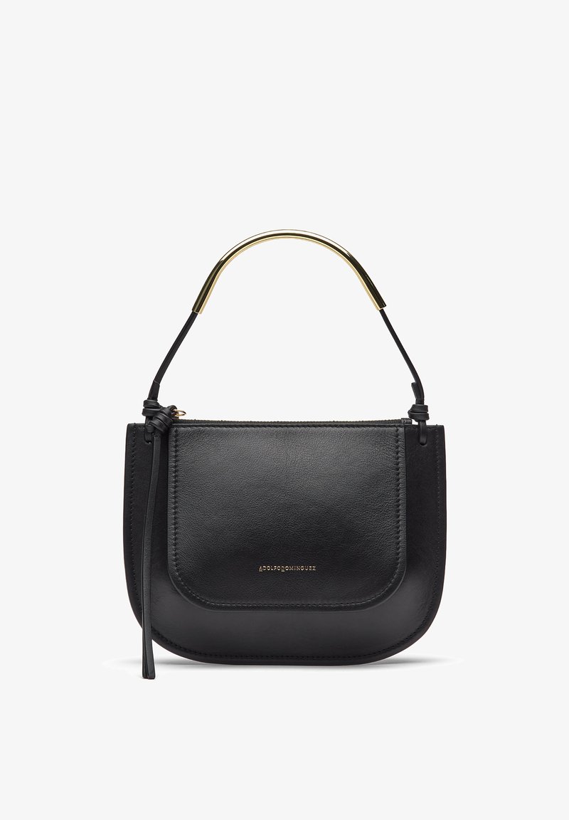 Czarna skórzana torebka z zaokrągloną klapą, złotym logo marki i krótkim uchwytem z metalicznym złotym akcentem.