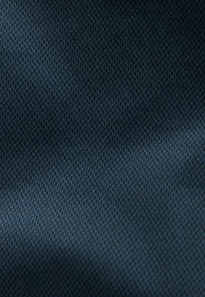 Tissu texturé en bleu foncé avec un motif à fines grilles, présentant une surface lisse et légèrement réfléchissante. Offre une apparence moderne et élégante.