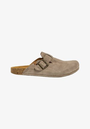 Zapato de ante beige tipo mocasín con punta redonda, que presenta una sola correa ajustable con hebilla y una plantilla de corcho. Suela plana y texturizada.