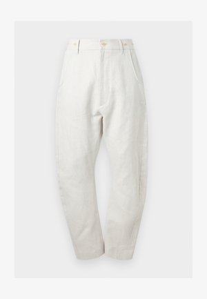 Εκρού παντελόνι με υψηλή μέση και ίσια γραμμή, με πλαϊνές τσέπες, κλείσιμο με κουμπιά και θηλιές για ζώνη, εμφανιζόμενο πάνω σε απλό φόντο.