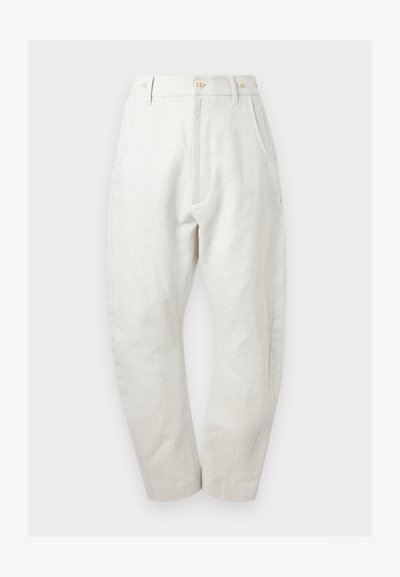 Εκρού παντελόνι με υψηλή μέση και ίσια γραμμή, με πλαϊνές τσέπες, κλείσιμο με κουμπιά και θηλιές για ζώνη, εμφανιζόμενο πάνω σε απλό φόντο.