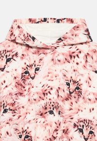 Hættebluse lavet af blødt, pink stof med et print af legesyge, tæt på billeder af sneleopardunger og pelsstrukturer.