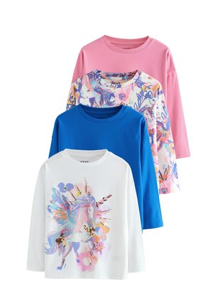 Patru tricouri cu mâneci lungi: roz, albastru, alb cu un grafic de unicorn și un design patterned cu culori pastelate și paiete.