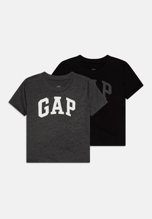 Dos camisetas de manga corta, una de color gris jaspeado y otra negra, cada una con un logo blanco de "GAP" impreso en el frontal. Tejido de mezcla de algodón.