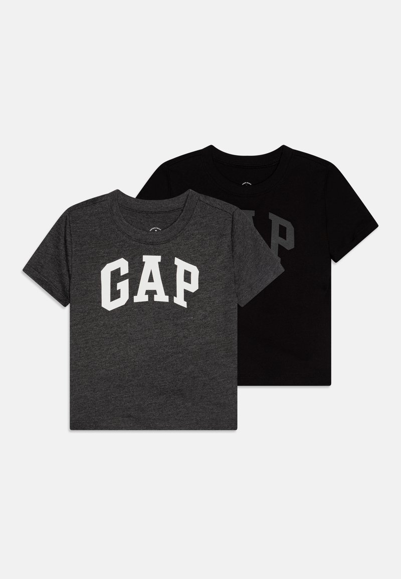 Divi īsām piedurknēm T-krekli, viens pelēkā krāsā un otrs melnā krāsā, katrs ar balto "GAP" logo uz priekšpuses. Kvalitatīva kokvilnas un sintētisko šķiedru apvienojuma audums.