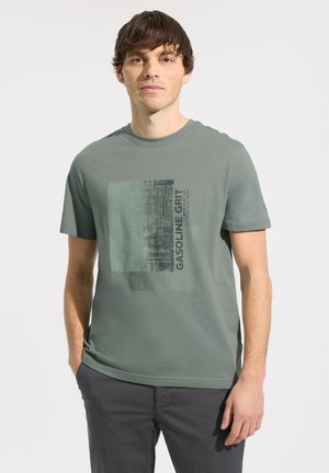 MIT FRONTPRINT - T-Shirt print - grün