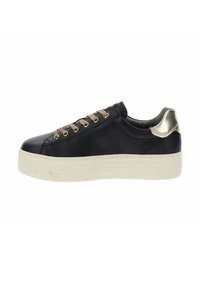 Sneaker nera bassa con lacci beige, suola spessa bianca e dettaglio metallico argento sul tallone, vista di lato.